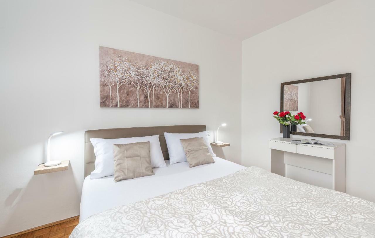 Apartments Marizela Porec Bagian luar foto