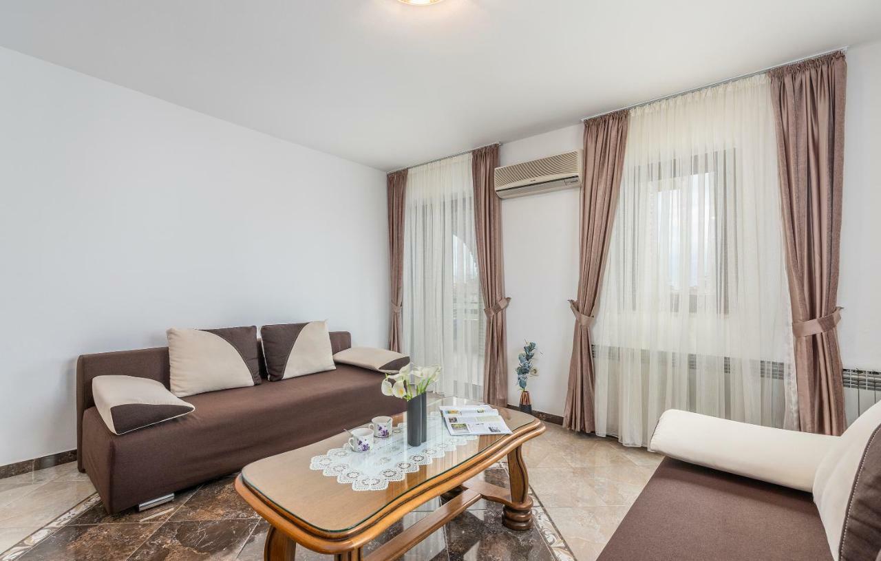 Apartments Marizela Porec Bagian luar foto