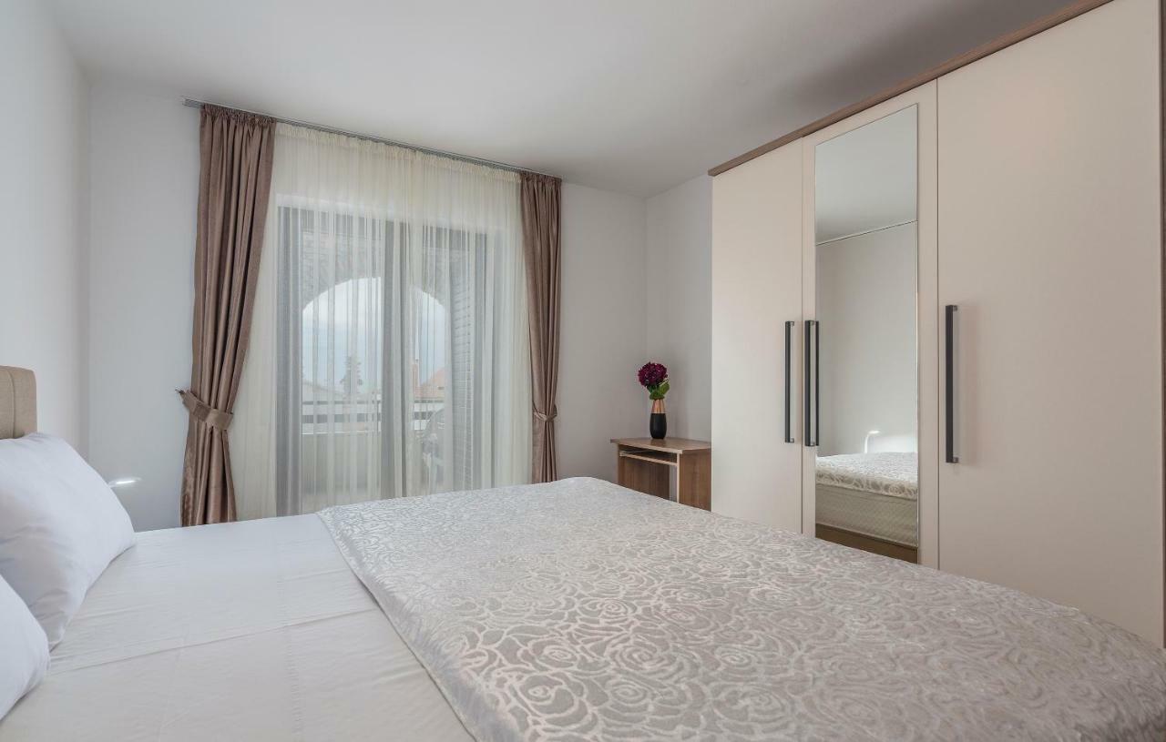 Apartments Marizela Porec Bagian luar foto